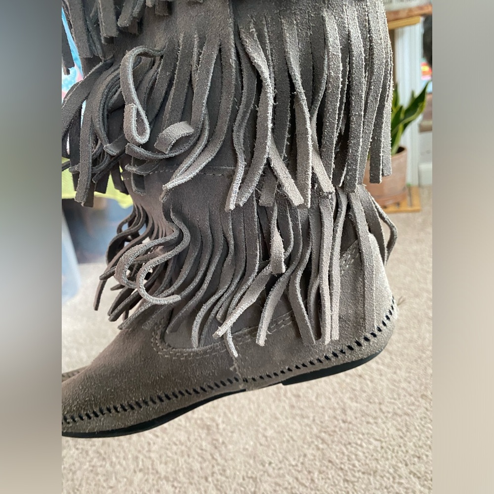 Grey Minnetonka 3 layer fringe boots - Picture 7 of 11